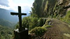 Cruz na 'Estrada da Morte', na Bolívia
