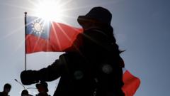 台北总统府前参加台湾双十节庆典的一位女士在阳光底下举起青天白日满地红旗拍照留念（10/10/2021）