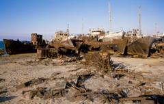 Kazakistan'da kaderlerine terk edilmiş gemiler