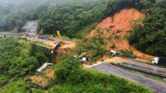Veículos tombados e rodovia bloqueada após deslizamento de terra em Rodovia no Paraná