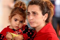 Una madre con su hija que huyen de Nagorno Karabaj.