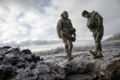 Cephe hattında bir Ukrayna askeri