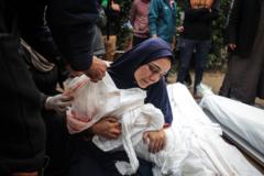 Una mujer con un niño muerto.