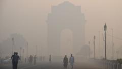 Indian pedestrians walking near the India Gate monument amid heavy smog in New Delhi on October 20, 2017