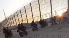 Una fila de militantes en moto.