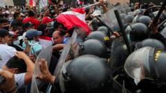 Confronto entre policiais e manifestantes em Lima