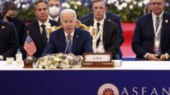 美國總統拜登出席第十屆東盟-美國峰會。這是11月12日在柬埔寨金邊舉行的第40屆和第41屆東南亞國家聯盟 (ASEAN) 峰會及相關峰會的一部分。