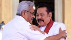 Gotabaya Rajapaksa dan adiknya Mahinda dalam upacara pada Agustus 2020.