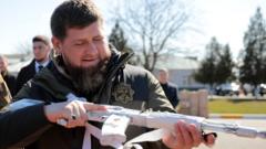 Март 2021 году. Рамзан Кадыров осматривает оружие, которые применяются в условиях Севера, перед учениями Росгвардии в Арктике