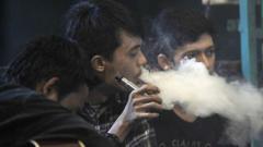 Rokok elektrik bakal jadi 'bom waktu kesehatan' di Indonesia  - Mengapa penggunanya semakin tinggi dan apa bahayanya?