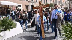 Peregrinos se reúnem para a morte do Papa Francisco na Praça de São Pedro, no Estado do Vaticano, em 21 de abril de 2025.