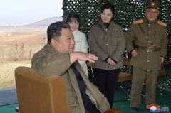 Ông Kim Jong-un cùng vợ và con gái