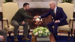 Presiden Biden mengatakan kepada Zelensky bahwa AS akan tetap mendukung Ukraina "selama diperlukan" dalam perang dengan Rusia.