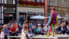 Michael Boyer spielt den Flötisten und organisiert die Tournee in Hameln, Deutschland