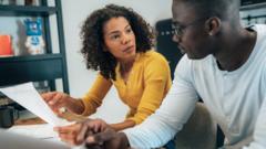 Пара смотрит на счета