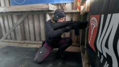 Una joven participa en prácticas de tiro en un campo de tiro finlandés.