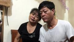 Vợ chồng ông Phạm Văn Thìn, nhớ về con gái Phạm Thị Trà My (26 tuổi) - ảnh tại nhà ở Hà Tĩnh ngày 26/10
