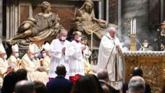 Papa Francis, Vatikan'daki St Peter Bazilikası'nda yapılan Noel ayinini yönetti.