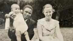 اندندا کی پیدائش ان کے والدین کی شادی کے تین سال بعد ہوئی