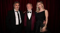 سكوت يتوسط (فينيكس وكيربي) خلال العرض العالمي الأول في باريس.