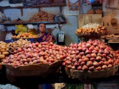 মঙ্গলবার ভারতে পেঁয়াজের গড় পাইকারী দাম ছিল ৫৭ রুপির সামান্য বেশি