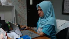 Takwani Suci Prestanti memasukan data ke komputer dengan satu tangan di Kantor Thisable, Jakarta, Kamis (21/11).