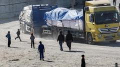 Israel 'mengincar staf bantuan kemanusiaan', berapa banyak bantuan masuk ke Gaza dan bagaimana caranya?