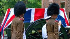윈스턴 처칠 전 총리의 장례식 때와 마찬가지로 여왕의 관은 총포차에 실려 운구되며, 이때 영국 해군 142명이 이끌 예정이다