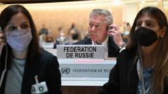 السفير الروسي غينادي غاتيلوف (وسط الصورة)