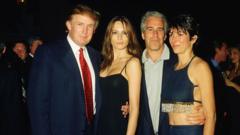 Donald Trump junto a su esposa Melania, Jeffrey Epstein y su exnovia Ghislaine Maxwell.