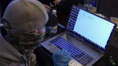 Сотрудник ФСБ изучает компьютер одного из задержанных хакеров