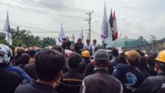 Belasan orang tewas akibat ledakan di smelter nikel Morowali, ratusan pekerja unjuk rasa tuntut keselamatan kerja - 'Tidak ada produksi seharga nyawa'