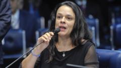 Janaina Paschoal fala no microfone durante julgamento do impeachment de Dilma Rousseff em 2016