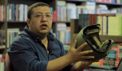 أحمد زايد وهو يمسك بخوذة جندي إسرائيلي أخذها أحد الجنود المصريين أثناء الحرب