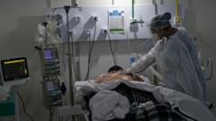 Paciente com sobrepeso e em maca virado de bruços, observado por enfermeira