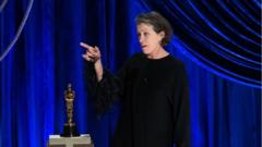 Фрэнсис Макдорманд получает "Оскара" за лучшую женскую роль в фильме "Земля кочевников"