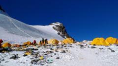 'Pegunungan kami mulai berbau busuk' - Pendaki Gunung Everest kini harus bawa kembali kotoran mereka