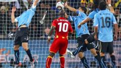 Luis Suarez yateye n'amaboko  umupira wari ugiye kwinjira mu rukino hagati ya Uruguay na Ghana mu 2010