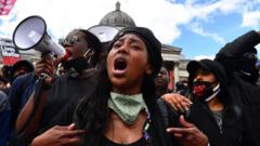 عکس یک سال پیش، ساشا جانسون در تظاهرات طرفداران حقوق سیاهپوستان در میدان ترافالگار در مرکز لندن