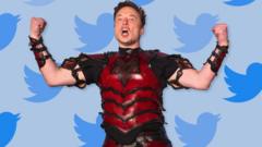 Musk fantasiado, aparentemente de gladiador, em frente a painel com o pássaro símbolo do Twitter
