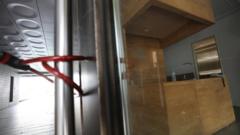 이재용 삼성전자 부회장의 '프로포폴' 상습투약 의혹 관련 보도가 나온 13일 오후 서울 강남의 한 병원 출입구가 자물쇠로 잠겨있다