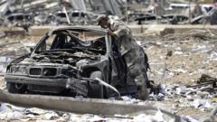 貝魯特港區爆炸現場一名敘利亞士兵查看一輛汽車殘骸（7/8/2020）