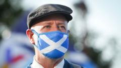 Участник демонстрации возле BBC Scotland в сентябре 2020 г