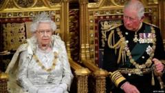 Ratu Elizabeth II didampingi Prince of Wales.