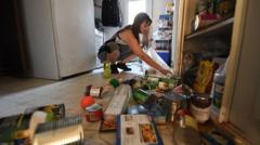 Một phụ nữ nhà ở Ridgecrest, California cho biết đã tốn cả ngày dọn dẹp nhà bếp, sau trận động đất mạnh 7,1 độ tại thành phố này, hôm 6/7/2019