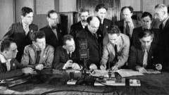 Члены ЕАК подписывают обращение "К евреям во всем мире" (7 апреля 1942 года)