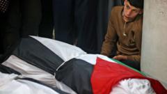شيع المئات في غزة جثامين 21 شخصا، بينهم ما لا يقل عن ثمانية أطفال،