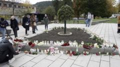 Местные жители ставят свечки в память о погибших