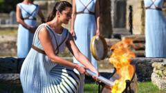 الممثلة اليونانية زانثي جورجيو تضيء الشعلة الأولمبية