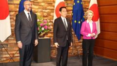Chủ tịch Ủy ban châu Âu Ursula von der Leyen (phải), Chủ tịch Hội đồng châu Âu Charles Michel (trái) và Thủ tướng Nhật Bản Fumio Kishida (giữa)